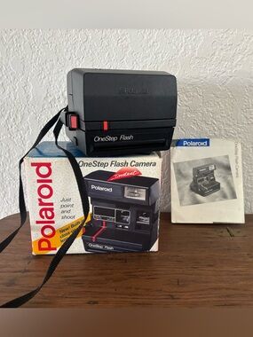 Polaroid One Step Close Up 600 Instant Film Camera with Strap Untested Vintage
